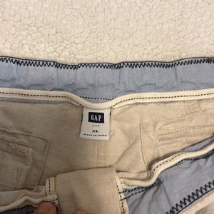 Men's GAP Khakis XL. Great relaxing beach comfortable. Excellent condition